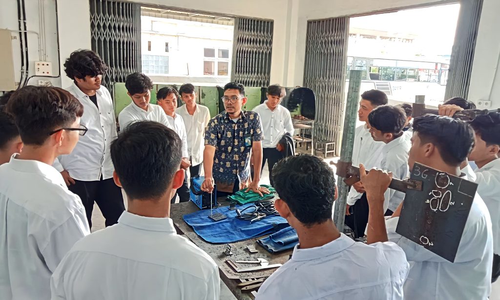 Mengasah Kreativitas dan Inovasi Siswa melalui Pembelajaran Berbasis Projek di Program Studi Teknik Mekanik Industri SMK SMTI Banda Aceh